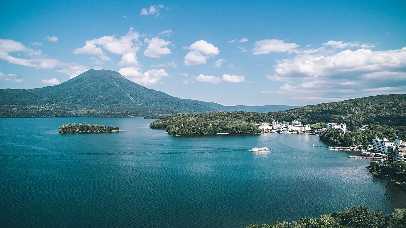 阿寒湖と雌阿寒岳