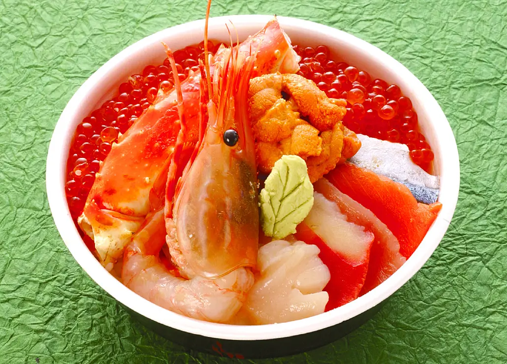 イクラやカニが乗った海鮮丼