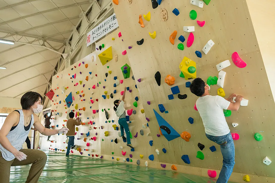 ボルダリングを楽しむ人々