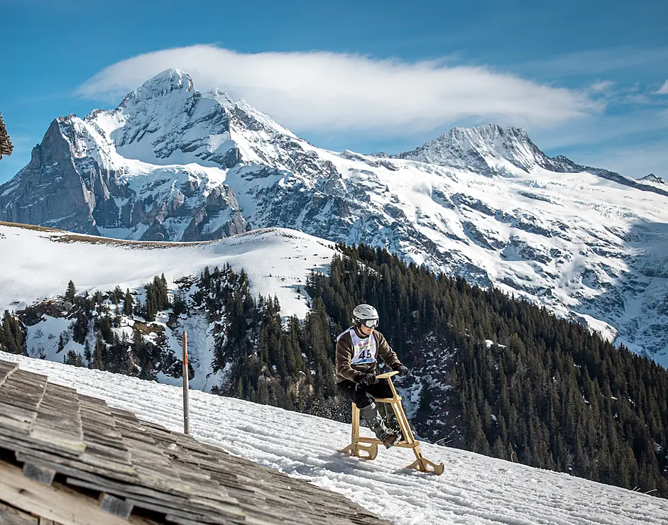 斜面をかけおりる自転車型木製そり