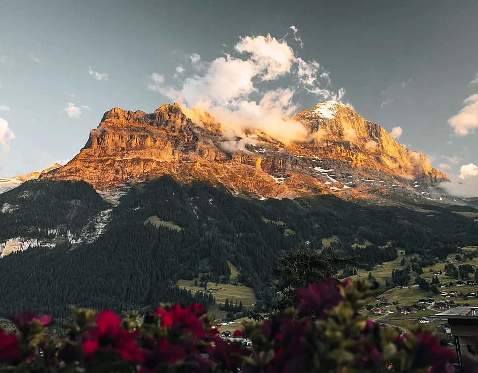 夕暮れ時のアイガー