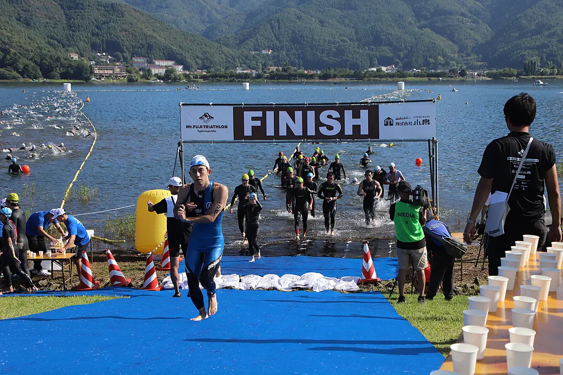 トライアスロンを楽しむ人々