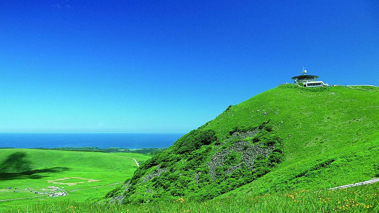 草原が広がる海辺の山