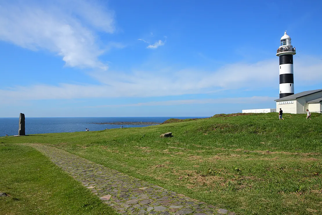 草原に立つ灯台