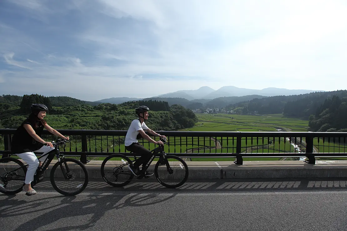 田園地帯をサイクリングする人たち