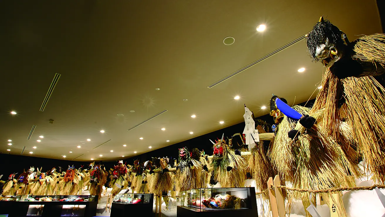 様々ななまはげ装束が展示されている展示室