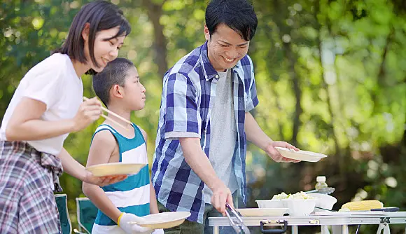 バーベキューを楽しむ親子3人