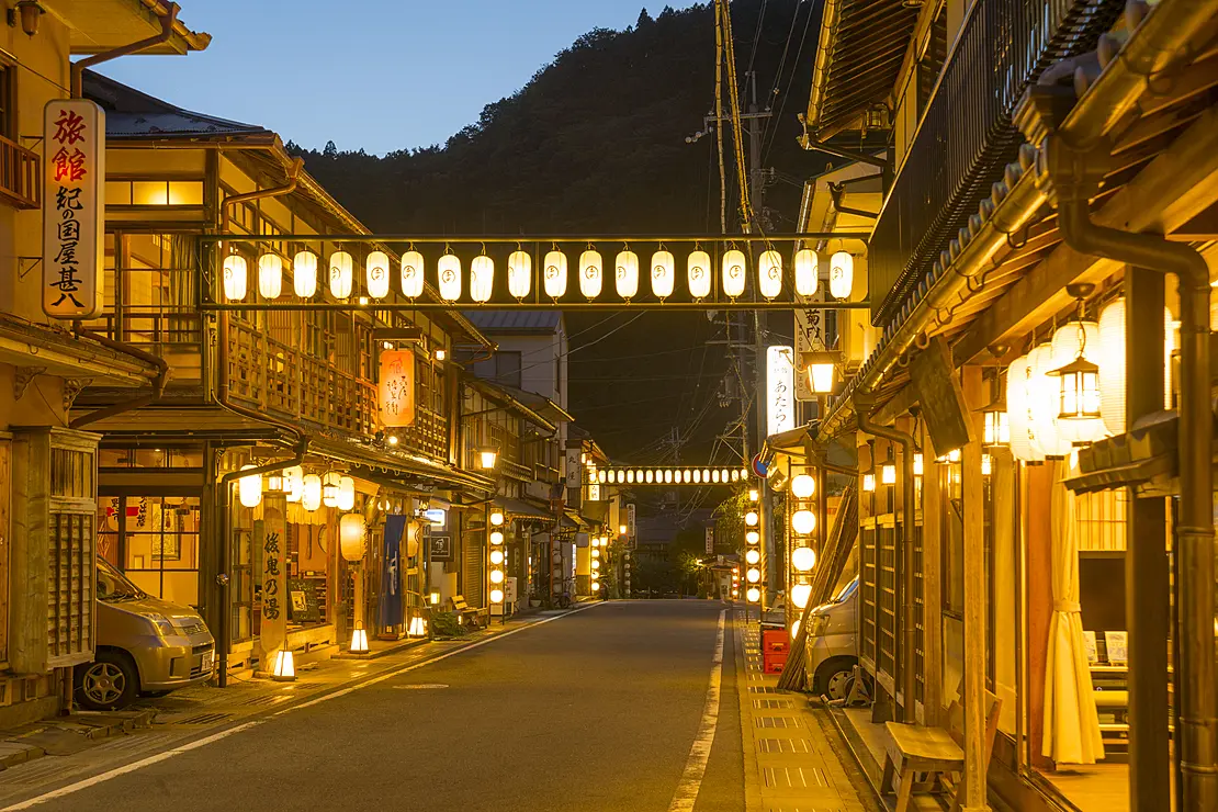 提灯の明かりに照らされた洞川温泉街の通り