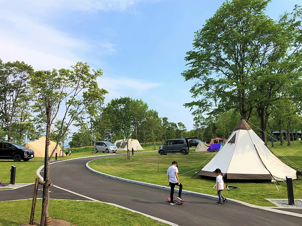 キャンプ場で遊ぶ子供