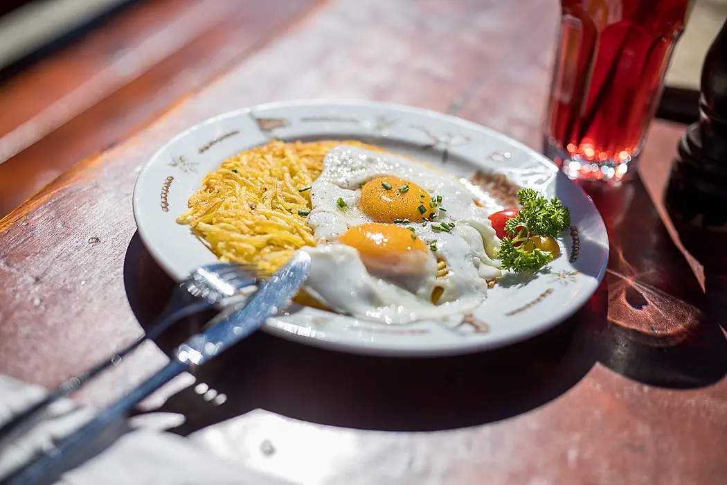 名物料理レシュティ・シュピーゲルアイ