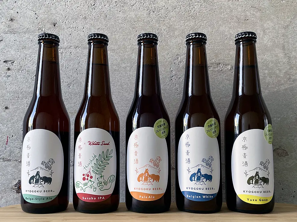 瓶ビールが5本並んでいる