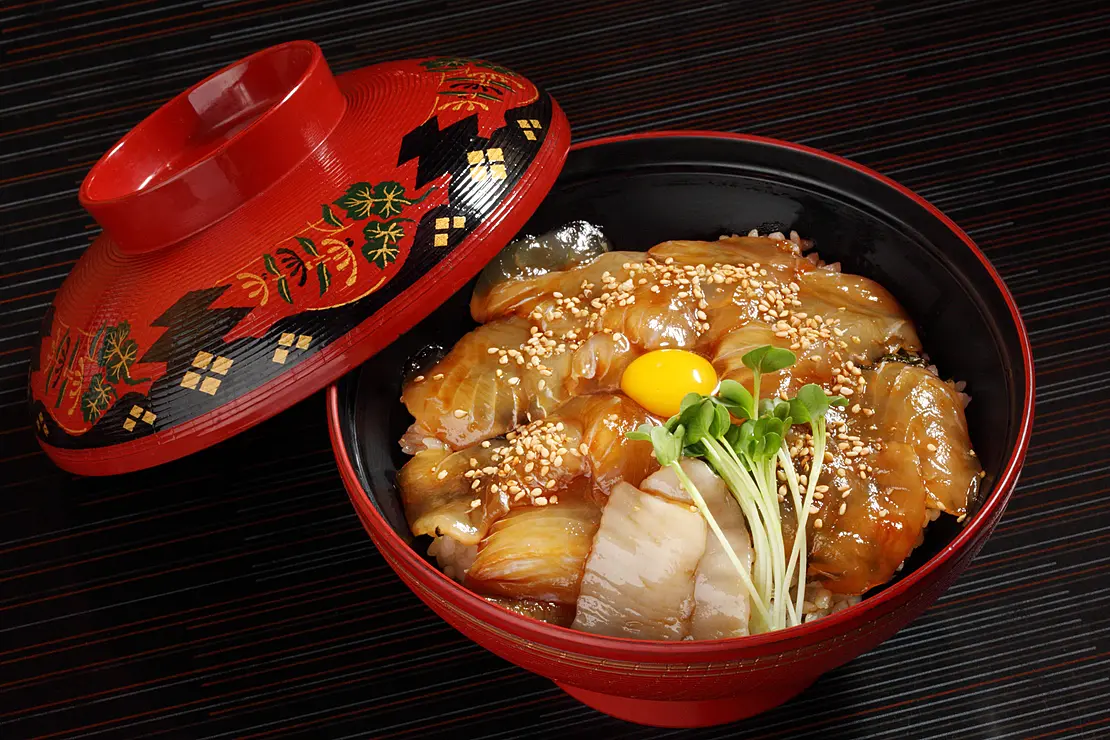 ヒラメのしょうゆ漬けが乗ったどんぶり