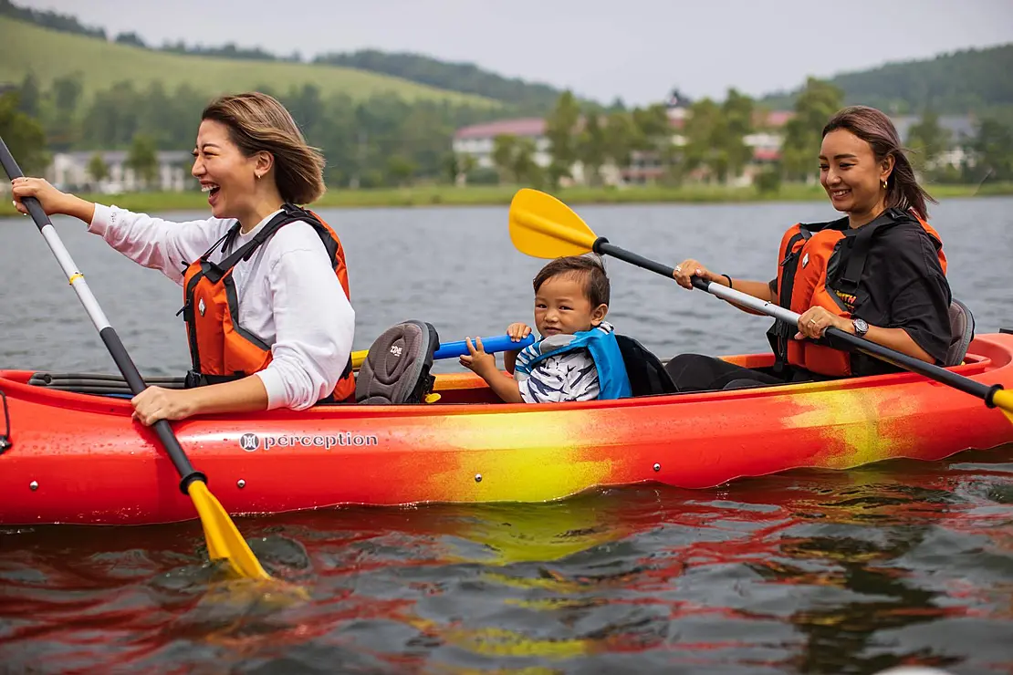 カヌーを楽しむ親子