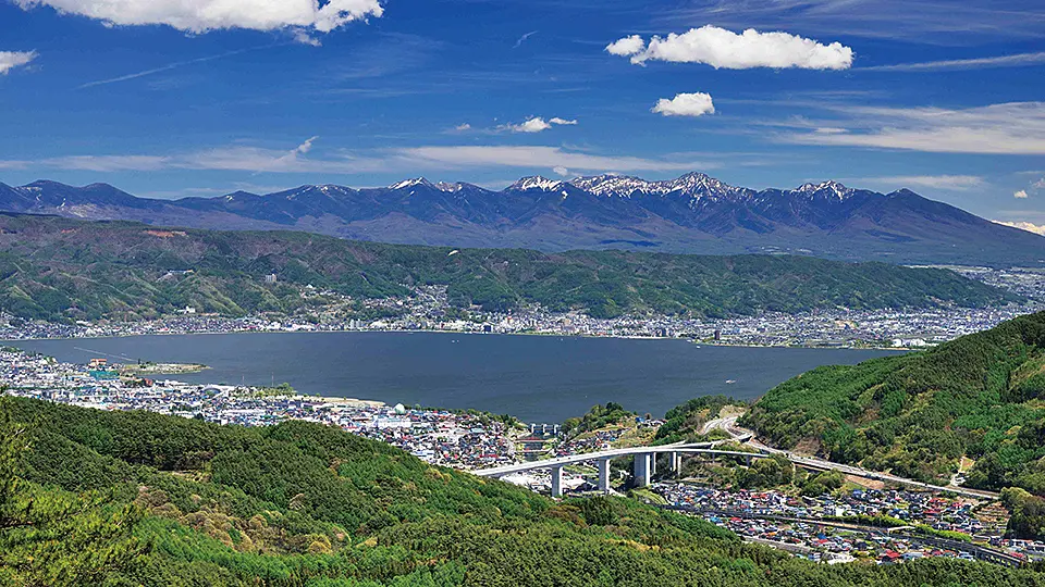 諏訪湖の奥にそびえる八ヶ岳