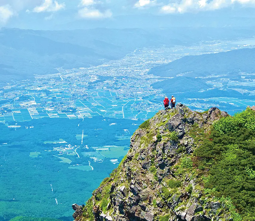岩峰の上に立つ登山者