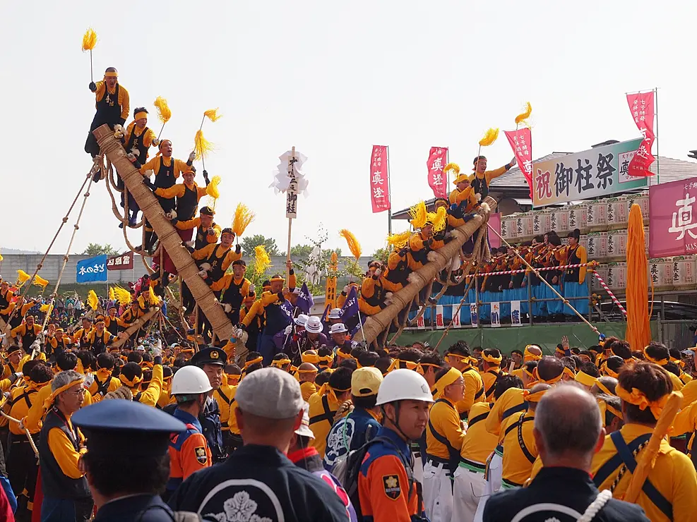 御柱を曳くたくさんの人々