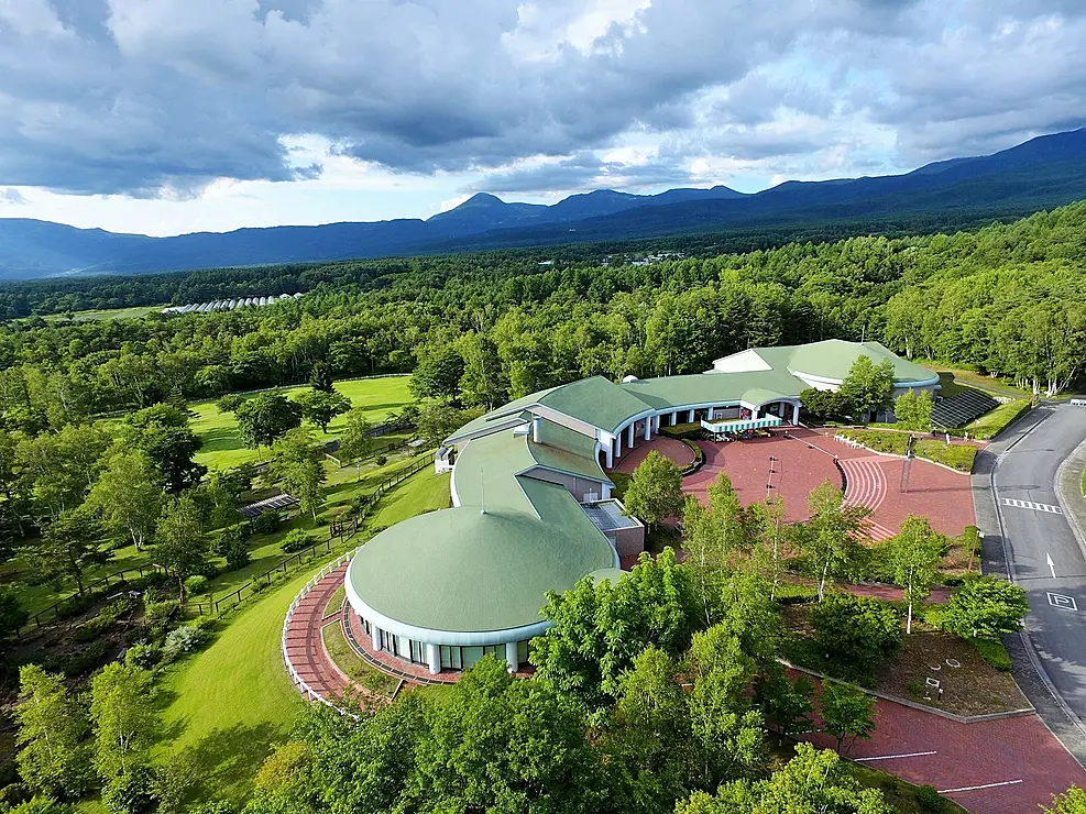 八ヶ岳山麓の森の中の建物
