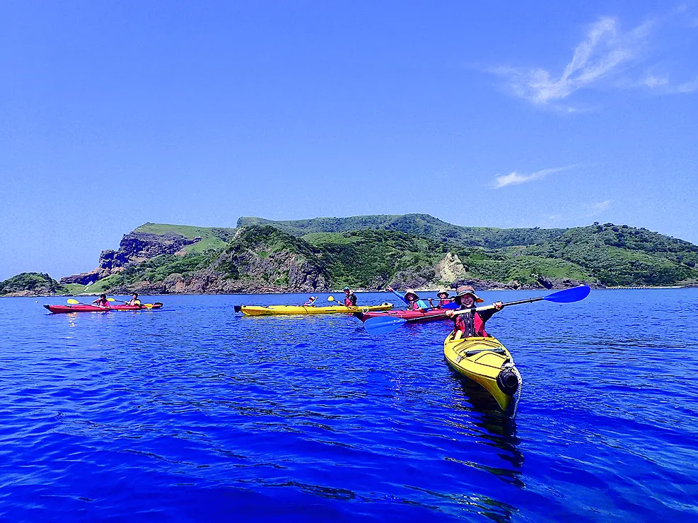 シーカヤックを楽しむ人たち