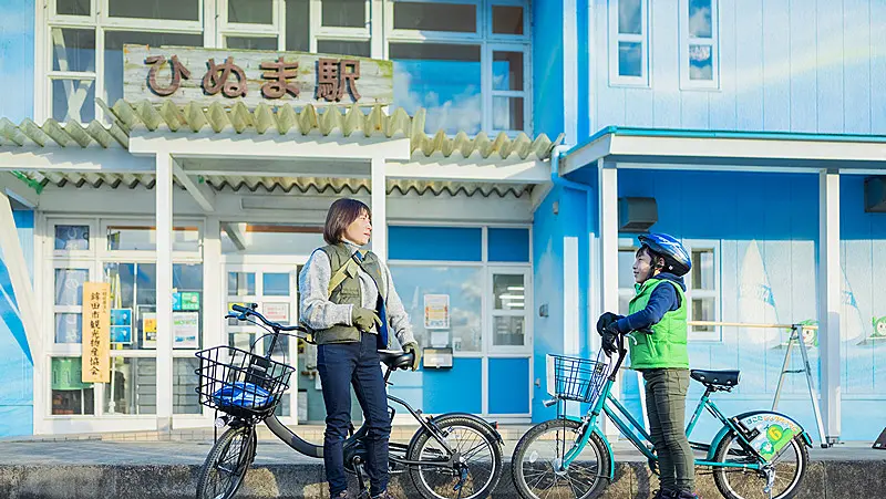 サイクリングを楽しむ親子