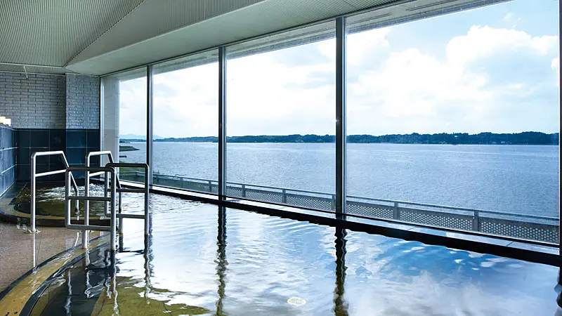 内湯から涸沼湖面を望む