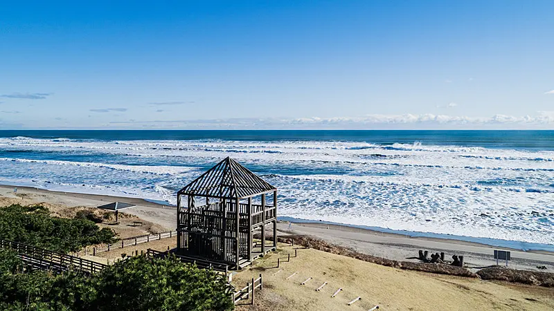 海岸に建つ展望台