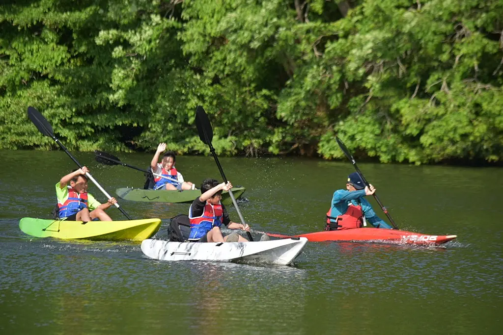 カヤックを楽しむ子供たち