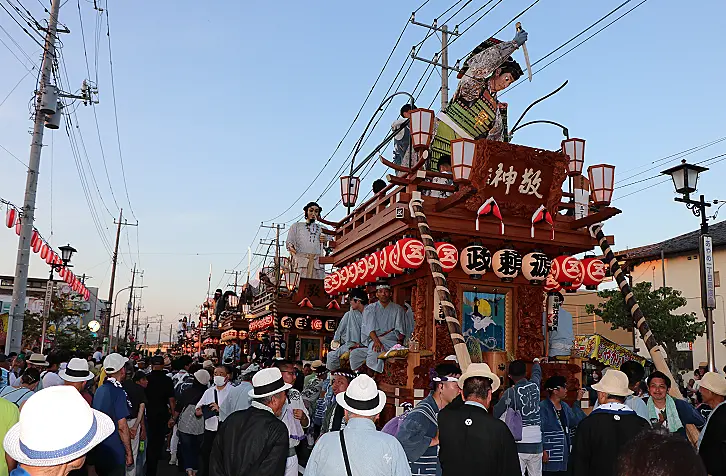 山車を引く様子