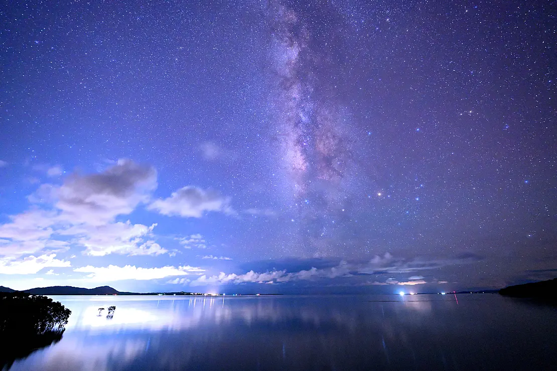 天の川がかかる満天の星空が海面にも反射している