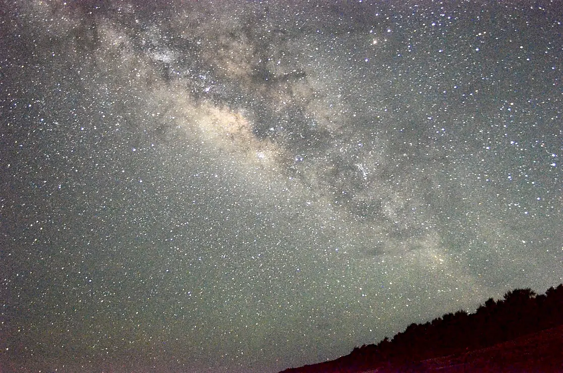 満天の星空に天の川がかかる