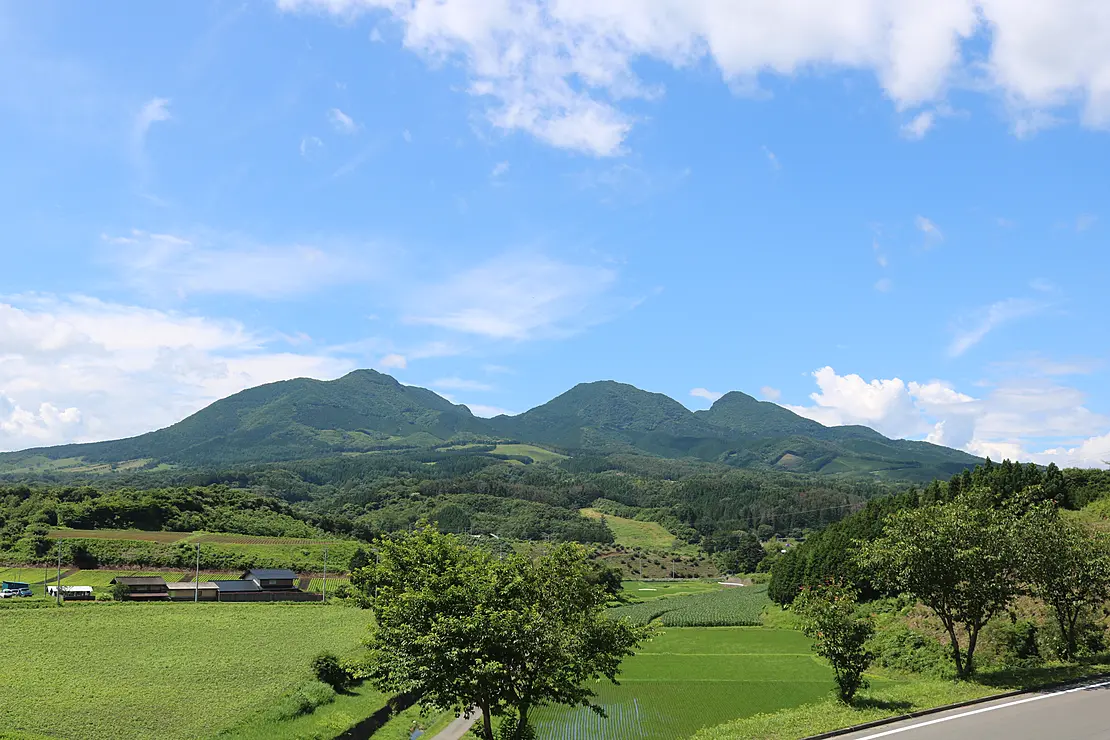 青空と新緑の山々