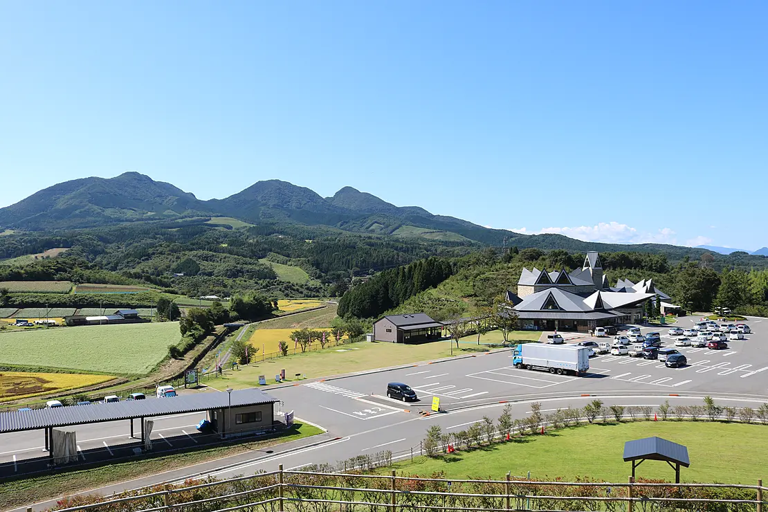 青空と新緑の山々