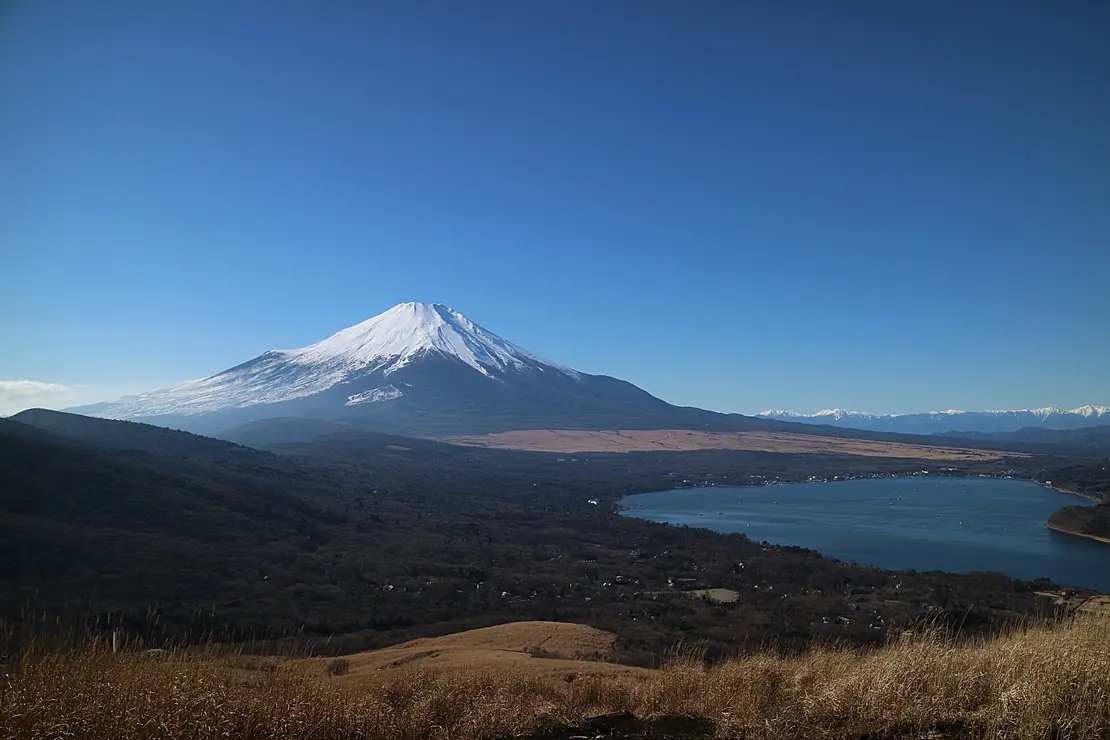 冠雪した富士山と山中湖