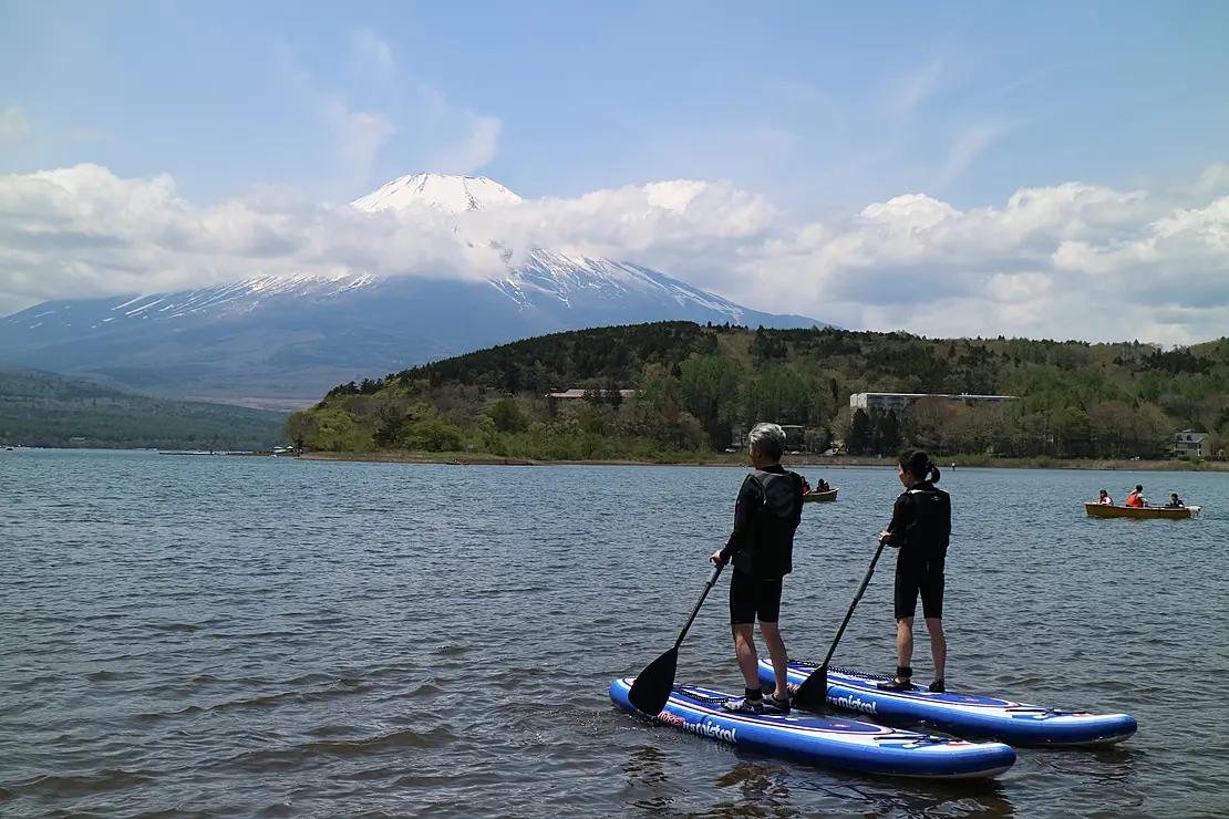 湖の上でSUPを楽しむ2人