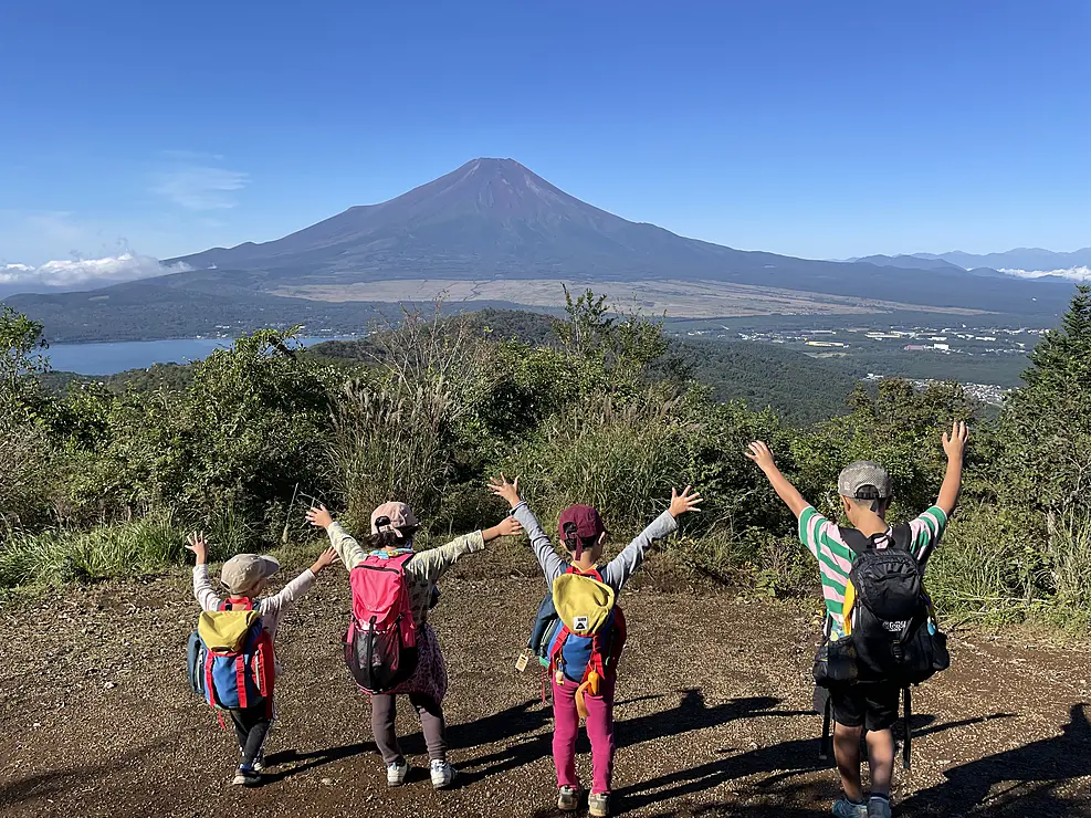 富士山が見える山頂について喜ぶ子どもたち
