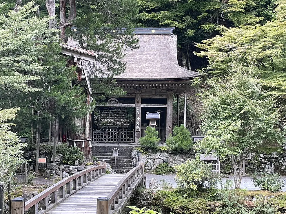 山間部に建つ峰定寺の本堂