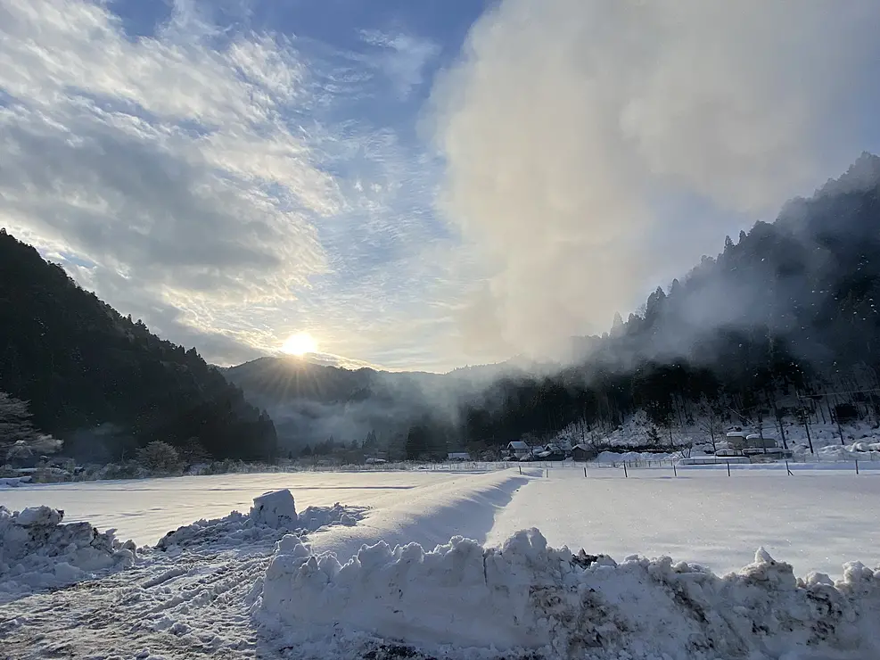 雪で白銀の世界となった久多地区の風景
