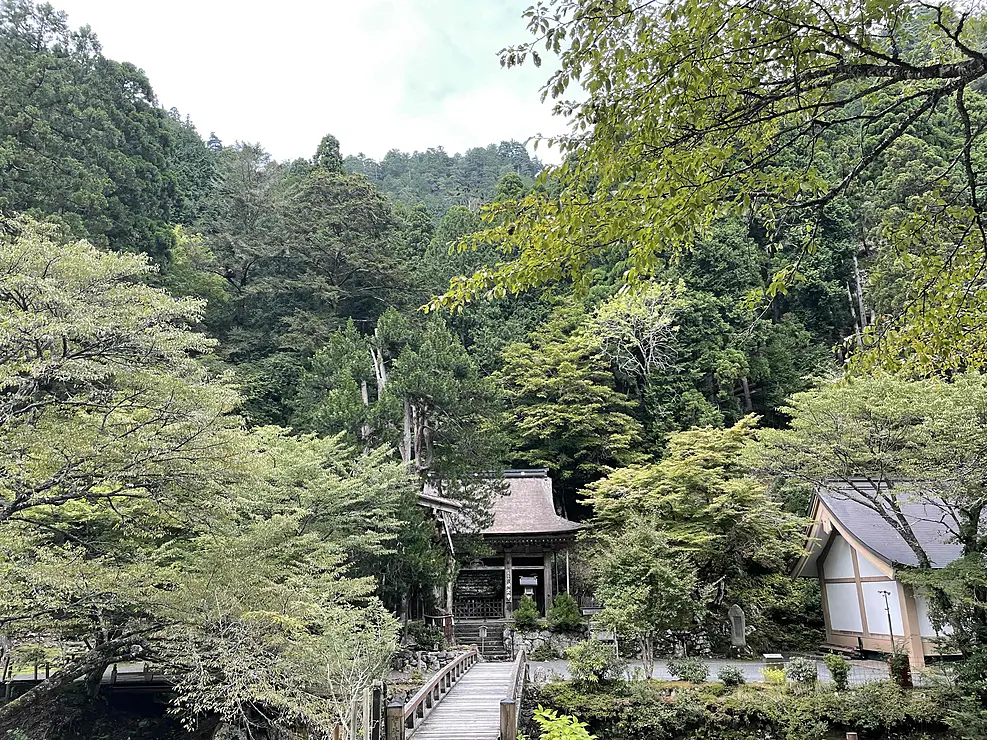 山間部に建つ峰定寺の本堂