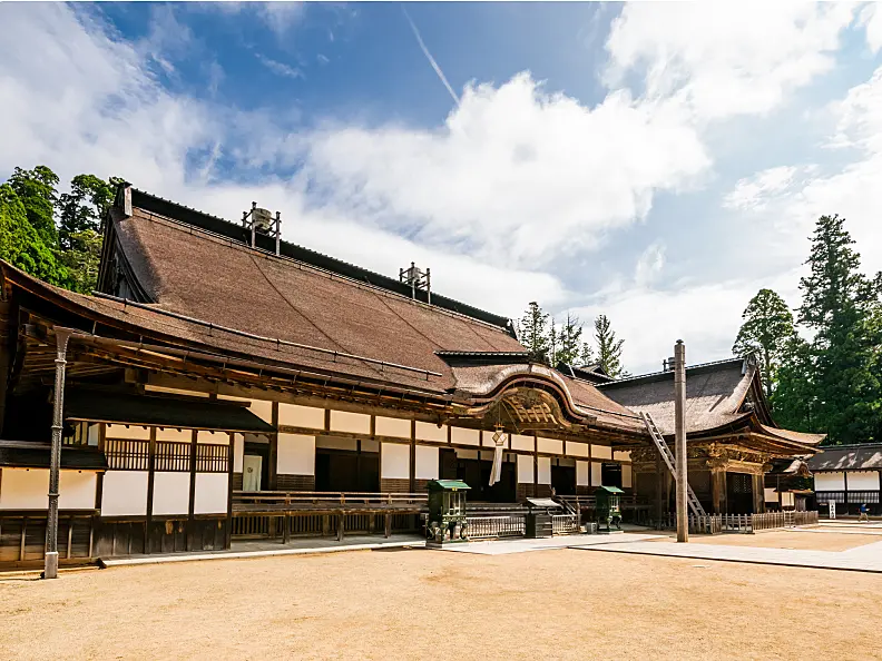 日本の伝統的な木造寺院の建物