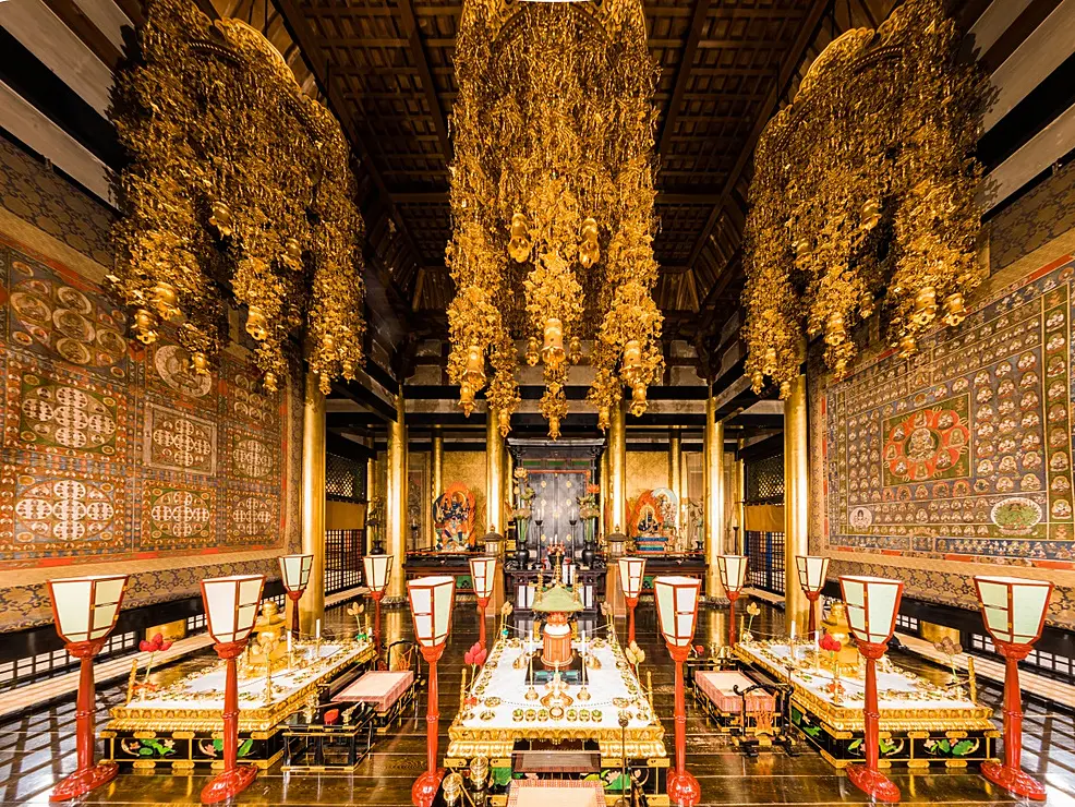 仏教寺院本堂の内部　左右の壁には色鮮やかな曼荼羅が描かれ、中央には祭壇、奥には仏像や守護神像が安置されている