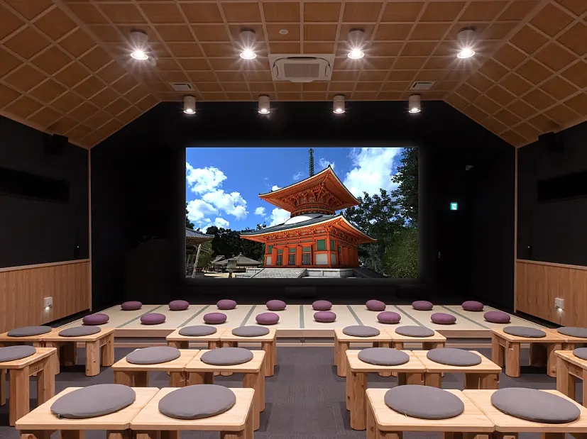 大型のスクリーンを備えたシアタールーム　丸いクッションを置いた椅子が並ぶ