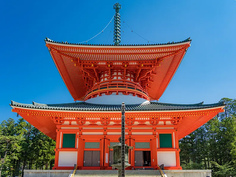 朱塗りが鮮やかな多宝塔様式の塔