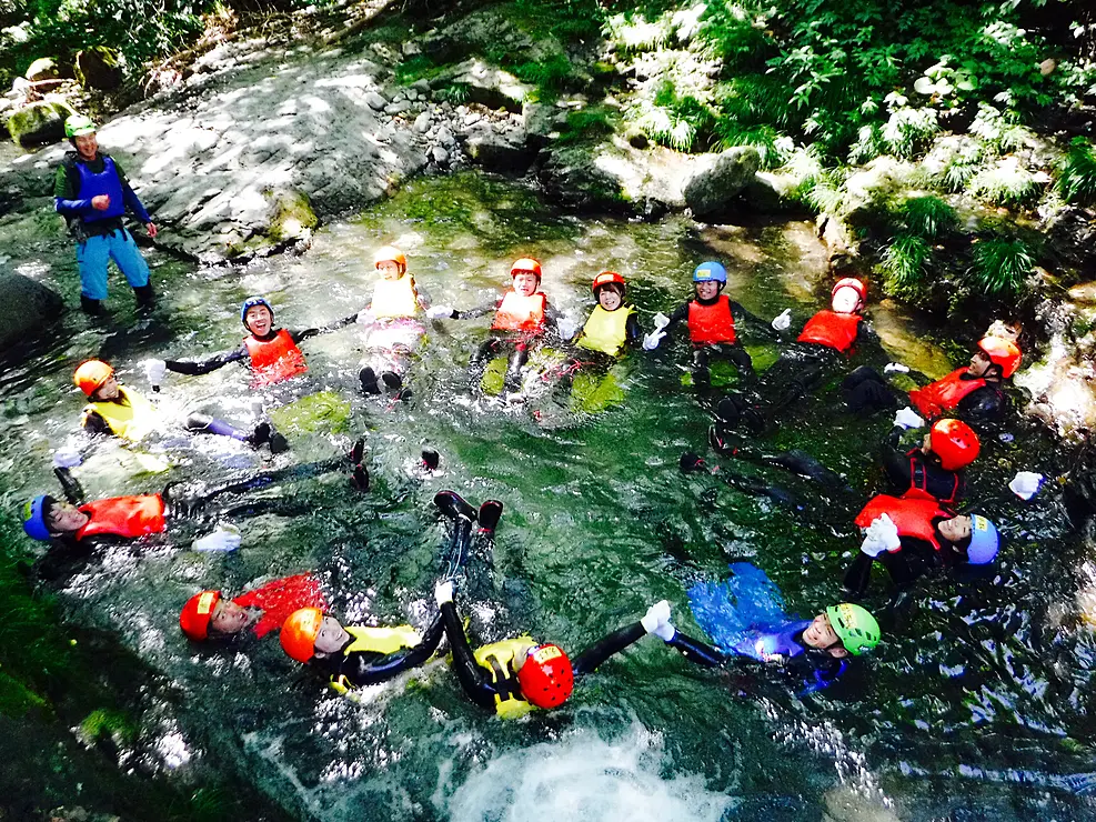 川の中で輪になって浮かぶ人たち
