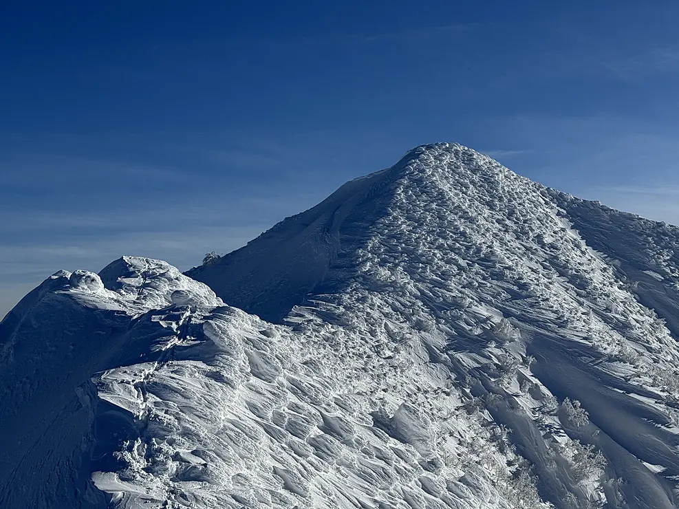 雪の降り積もった尾根