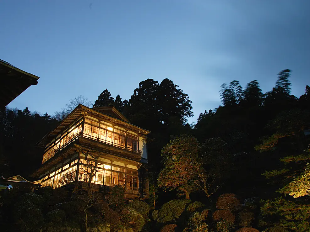 明かりの灯った温泉宿の建物
