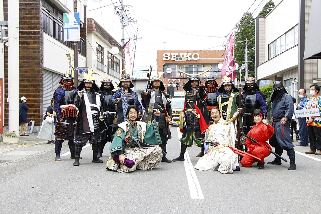 戦国時代風の衣装を着た人たち