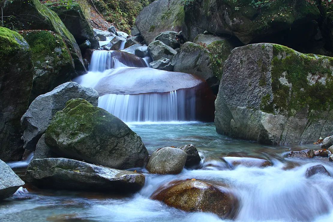 渓谷をながれる川