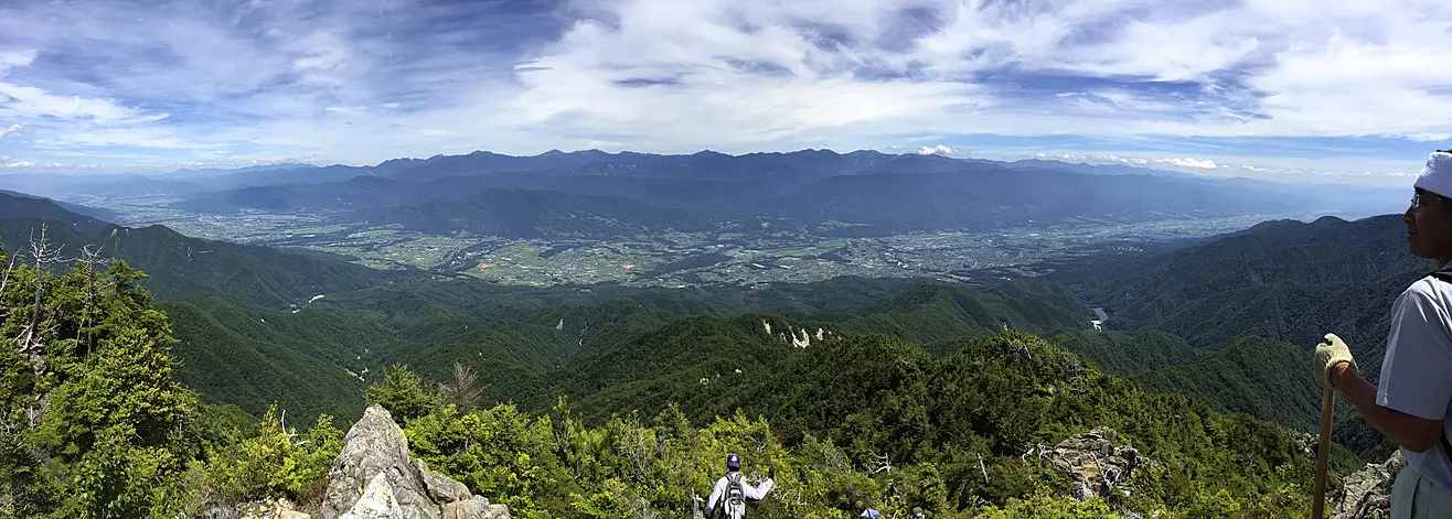 頂上から見る南アルプスの全景