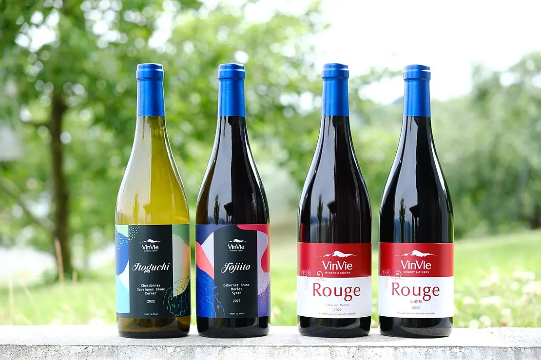 赤ワインと白ワインのボトル