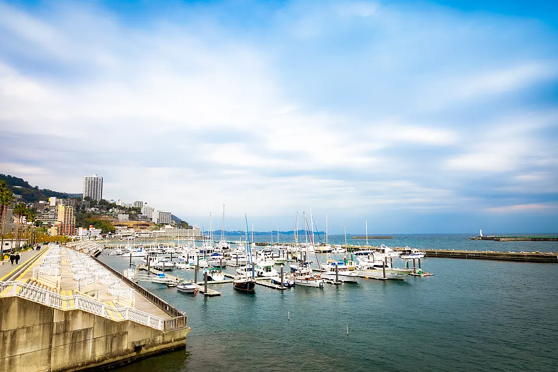 ヨットが停泊する港