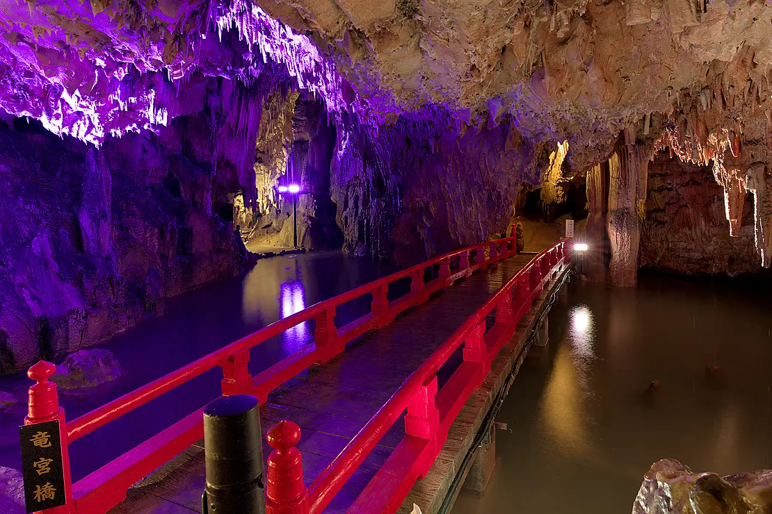 色とりどりの光に照らされた満奇洞